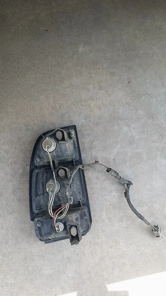 2000-2003 TOYOTA TUNDRA TAIL LIGHT RIGHT PASSENGER SIDE - OEM WITH BULBS