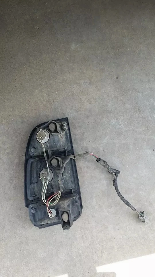 2000-2003 TOYOTA TUNDRA TAIL LIGHT RIGHT PASSENGER SIDE - OEM WITH BULBS