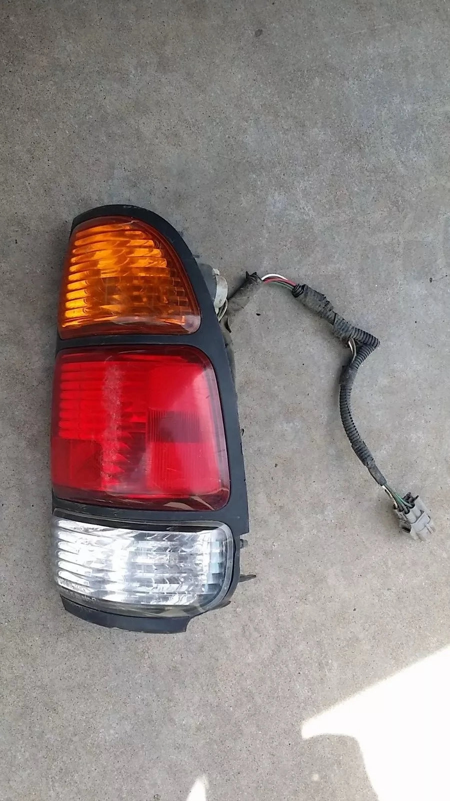 2000-2003 TOYOTA TUNDRA TAIL LIGHT RIGHT PASSENGER SIDE - OEM WITH BULBS