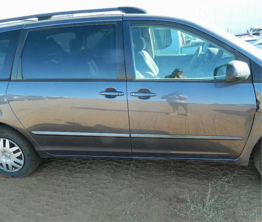 2004 - 2010 TOYOTA SIENNA FRONT AND REAR RIGHT PASSENGER DOORS DOOR SET(2 DOORS)