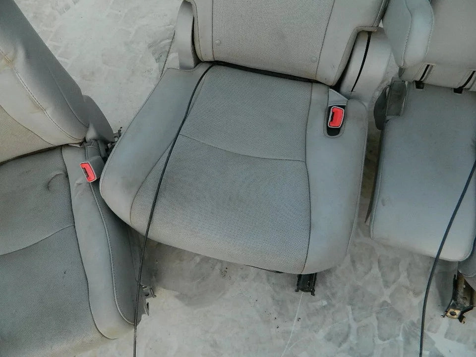 TOYOTA HIGHLANDER LEATHER SEATS - SET OF 5 ( FRONT PASSENGER 2ND & 3RD ROW)SEATS
